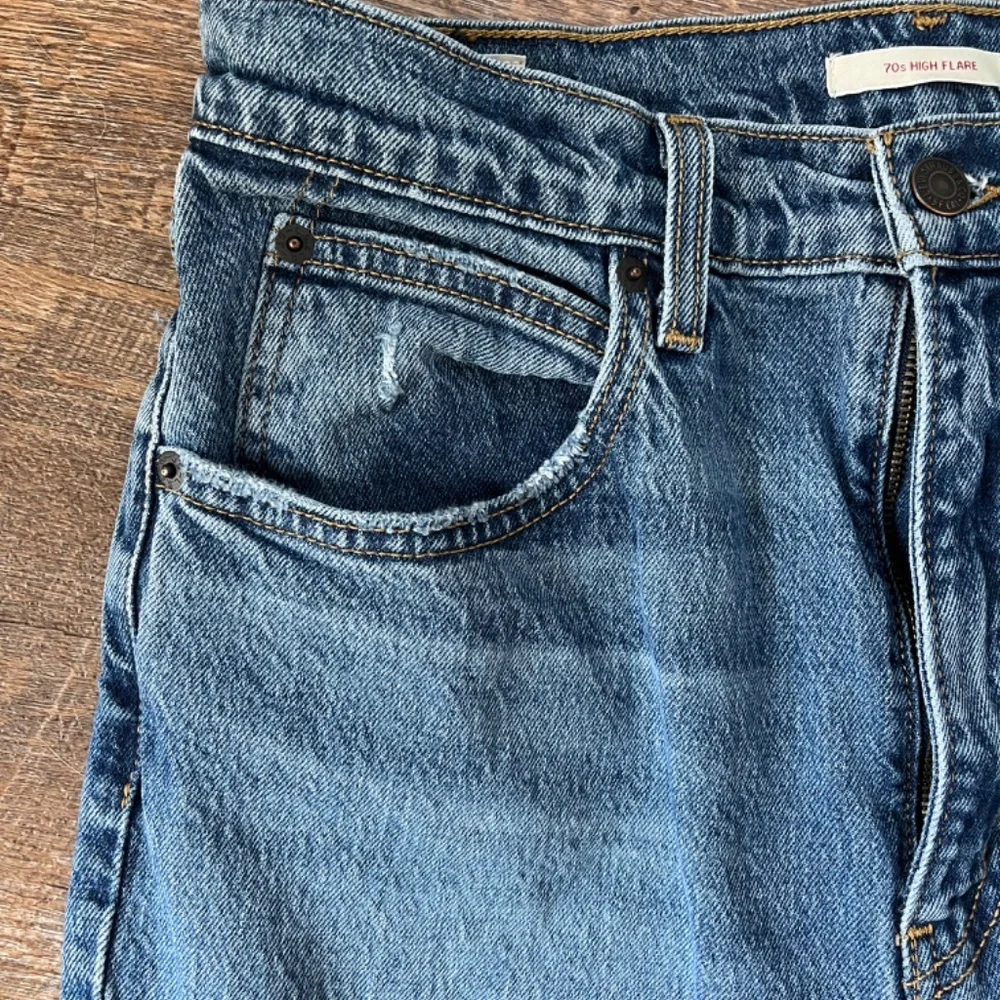 Levi’s Premium 70'S HIGH RISE FLARE WOMEN'S JEANS - Picture 8 of 9